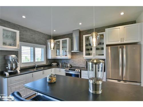 20 Bianca Crescent, Wasaga Beach, ON - Indoor Photo Showing Kitchen With Double Sink With Upgraded Kitchen