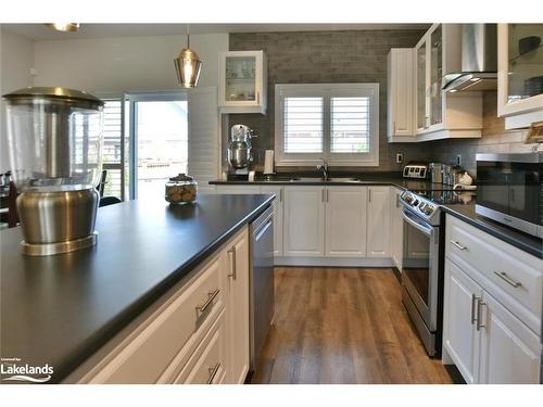 20 Bianca Crescent, Wasaga Beach, ON - Indoor Photo Showing Kitchen With Double Sink