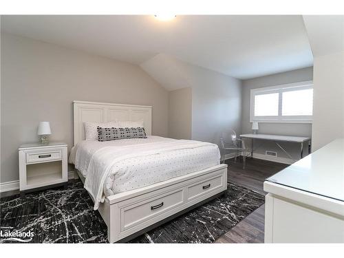 38 Carpenter Street, Collingwood, ON - Indoor Photo Showing Bedroom