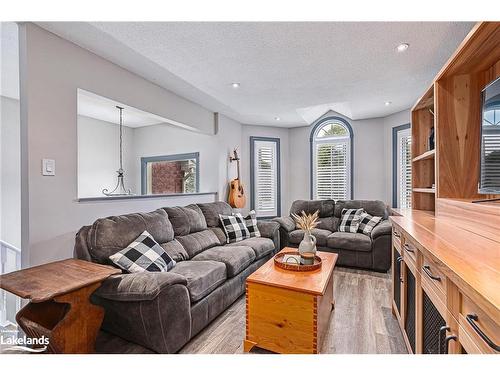 93 Dyer Drive, Wasaga Beach, ON - Indoor Photo Showing Living Room