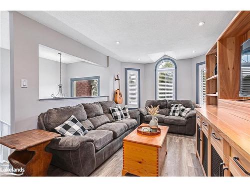 93 Dyer Drive, Wasaga Beach, ON - Indoor Photo Showing Living Room