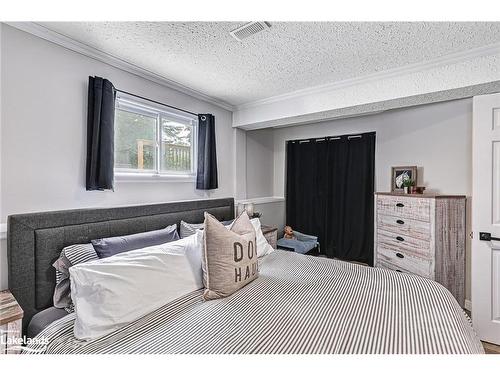 93 Dyer Drive, Wasaga Beach, ON - Indoor Photo Showing Bedroom