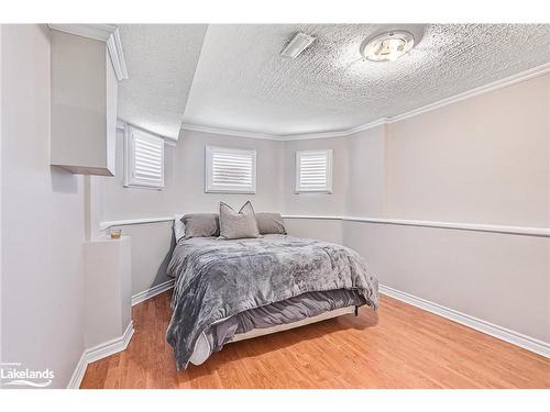 93 Dyer Drive, Wasaga Beach, ON - Indoor Photo Showing Bedroom