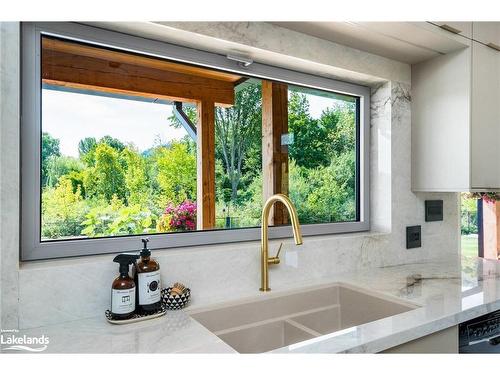 104 Grindelwald Court, The Blue Mountains, ON - Indoor Photo Showing Kitchen With Double Sink