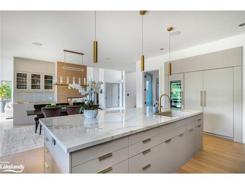 104 Grindelwald Court, The Blue Mountains, ON - Indoor Photo Showing Kitchen With Upgraded Kitchen