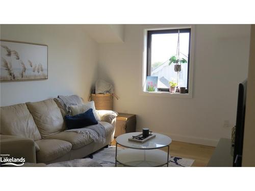 701 Sixth Street, Collingwood, ON - Indoor Photo Showing Living Room