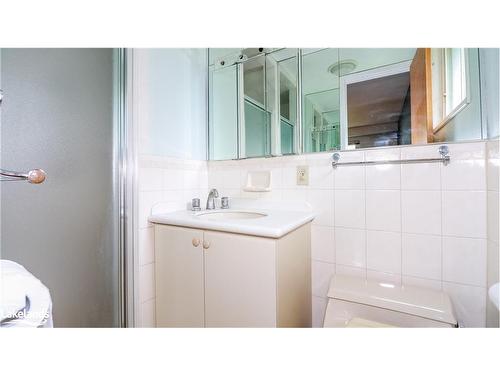 208 Kenneth Avenue, Barrie, ON - Indoor Photo Showing Bathroom