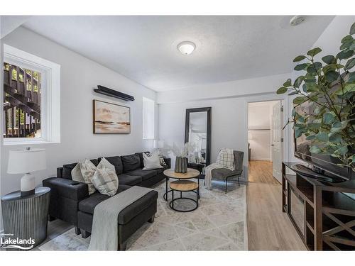 65 Oriole Crescent, Wasaga Beach, ON - Indoor Photo Showing Living Room