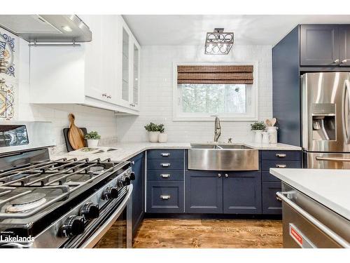 44 Stroud Crescent, Wasaga Beach, ON - Indoor Photo Showing Kitchen With Double Sink With Upgraded Kitchen