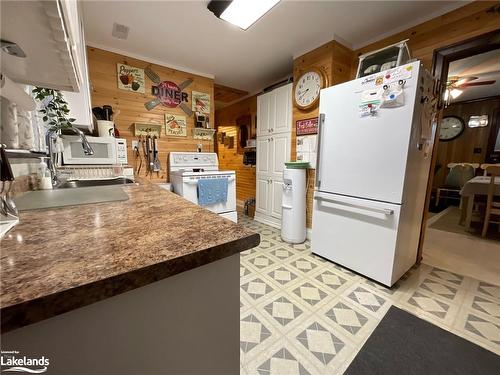 345 Doe Lake Rd Road, Armour, ON - Indoor Photo Showing Kitchen With Double Sink