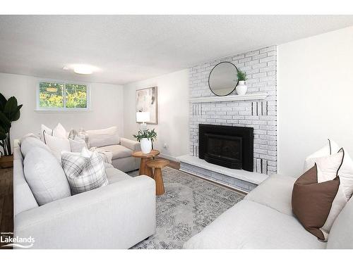 20 Griffin Road, Collingwood, ON - Indoor Photo Showing Living Room With Fireplace