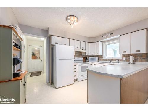 103 Old Centurian Road, Huntsville, ON - Indoor Photo Showing Kitchen