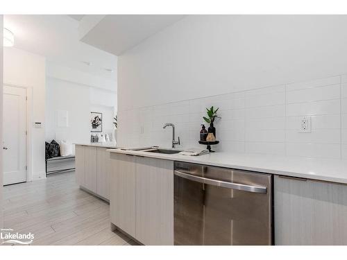 215-1 Hume Street, Collingwood, ON - Indoor Photo Showing Kitchen