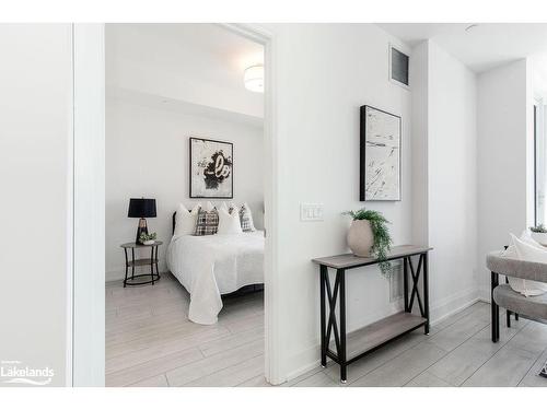 215-1 Hume Street, Collingwood, ON - Indoor Photo Showing Bedroom