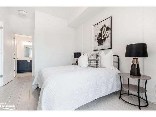 215-1 Hume Street, Collingwood, ON - Indoor Photo Showing Bedroom