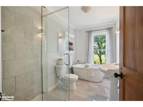 2605 42 County Road, Clearview, ON - Indoor Photo Showing Bathroom