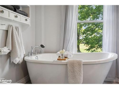 2605 42 County Road, Clearview, ON - Indoor Photo Showing Bathroom