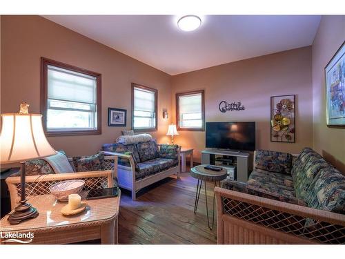 1024 Grainger Grove Road, Lake Of Bays, ON - Indoor Photo Showing Living Room