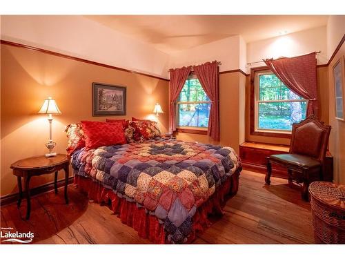 1024 Grainger Grove Road, Lake Of Bays, ON - Indoor Photo Showing Bedroom