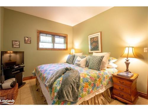 1024 Grainger Grove Road, Lake Of Bays, ON - Indoor Photo Showing Bedroom