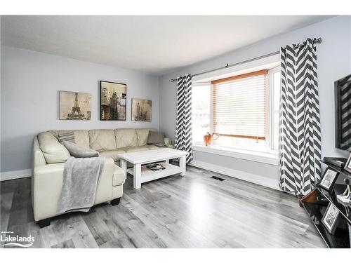 657 Oak Street, Collingwood, ON - Indoor Photo Showing Living Room