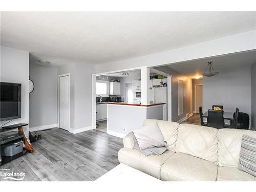 657 Oak Street, Collingwood, ON - Indoor Photo Showing Living Room