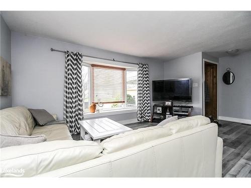 657 Oak Street, Collingwood, ON - Indoor Photo Showing Living Room