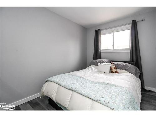 657 Oak Street, Collingwood, ON - Indoor Photo Showing Bedroom