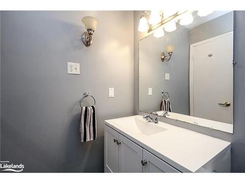 657 Oak Street, Collingwood, ON - Indoor Photo Showing Bathroom