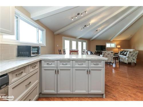 10 Sunset Court, Wasaga Beach, ON - Indoor Photo Showing Kitchen