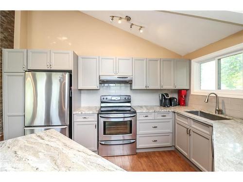 10 Sunset Court, Wasaga Beach, ON - Indoor Photo Showing Kitchen