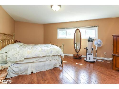 10 Sunset Court, Wasaga Beach, ON - Indoor Photo Showing Bedroom