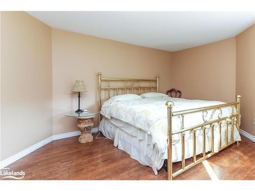 10 Sunset Court, Wasaga Beach, ON - Indoor Photo Showing Bedroom