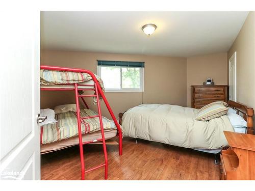 10 Sunset Court, Wasaga Beach, ON - Indoor Photo Showing Bedroom