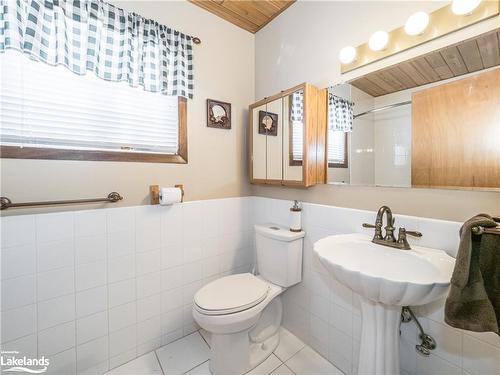 1094 Crumby Lake Drive, Dorset, ON - Indoor Photo Showing Bathroom