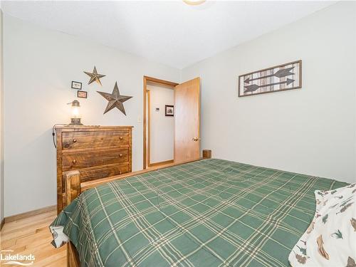 1094 Crumby Lake Drive, Dorset, ON - Indoor Photo Showing Bedroom