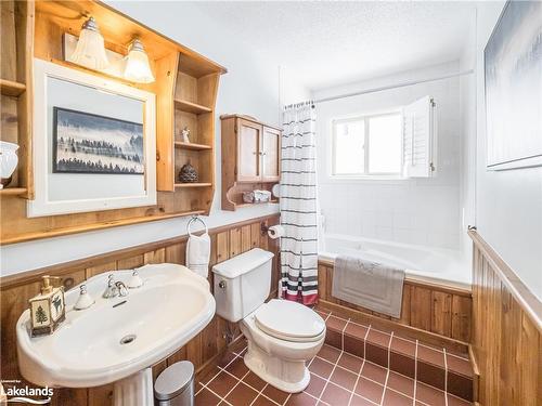 1094 Crumby Lake Drive, Dorset, ON - Indoor Photo Showing Bathroom