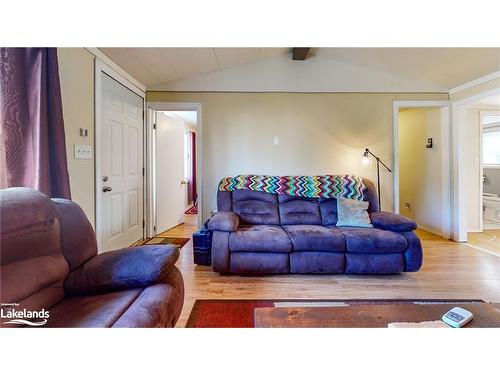 39 Northgate Road, Wasaga Beach, ON - Indoor Photo Showing Living Room