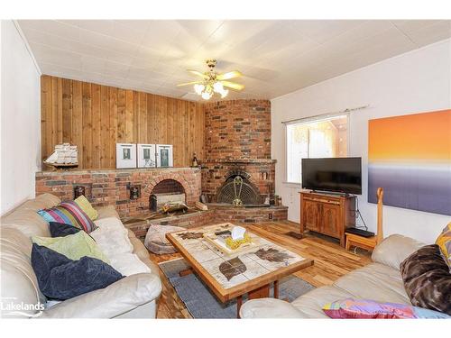 158502 7Th Line, Meaford, ON - Indoor Photo Showing Living Room