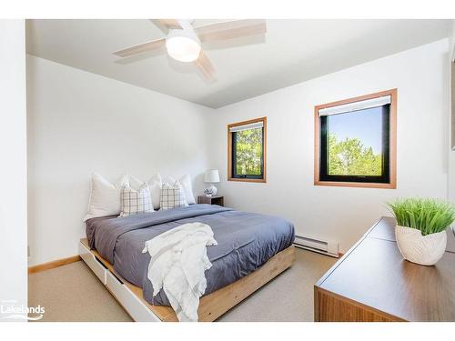 136 Hamlet Road, The Blue Mountains, ON - Indoor Photo Showing Bedroom