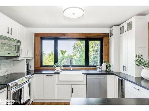 136 Hamlet Road, The Blue Mountains, ON - Indoor Photo Showing Kitchen With Upgraded Kitchen