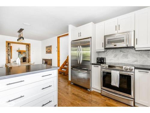 136 Hamlet Road, The Blue Mountains, ON - Indoor Photo Showing Kitchen With Upgraded Kitchen