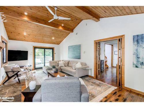 136 Hamlet Road, The Blue Mountains, ON - Indoor Photo Showing Living Room