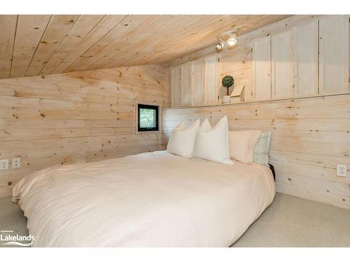 136 Hamlet Road, The Blue Mountains, ON - Indoor Photo Showing Bedroom