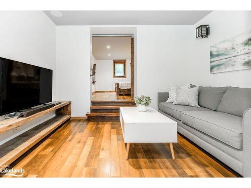 136 Hamlet Road, The Blue Mountains, ON - Indoor Photo Showing Living Room