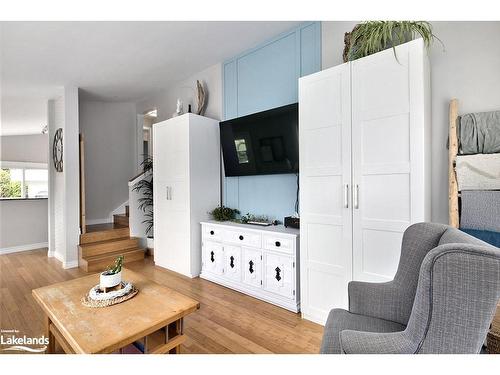 42 Niagara Street, Collingwood, ON - Indoor Photo Showing Living Room