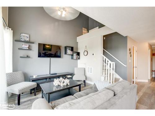 26-26 Turner Drive, Huntsville, ON - Indoor Photo Showing Living Room