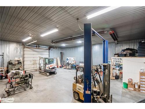 3224 Line 7 N, Oro-Medonte, ON - Indoor Photo Showing Garage