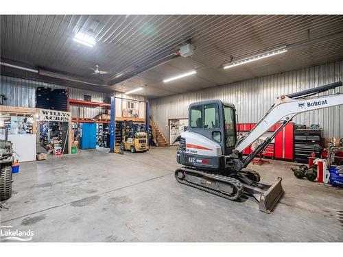 3224 Line 7 N, Oro-Medonte, ON - Indoor Photo Showing Garage