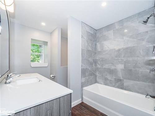 125 Oakwood Drive, Gravenhurst, ON - Indoor Photo Showing Bathroom